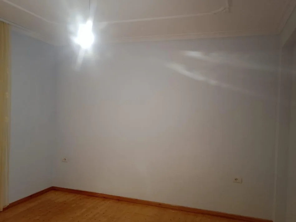 Tirane, jepet me qera shtepi 3+1+Aneks+Ballkon Kati 3, 120 m² 420 € (Rruga Shefqet Ndroqi, Sanatorium)