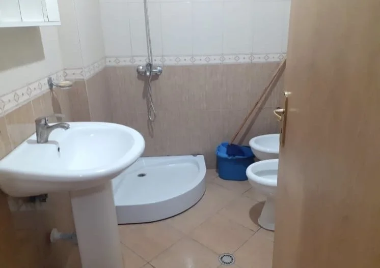 Tirane, jepet me qera apartament 1+1+Ballkon Kati 4, 67 m² 400 € (Ozone Astir 2 rotondot)