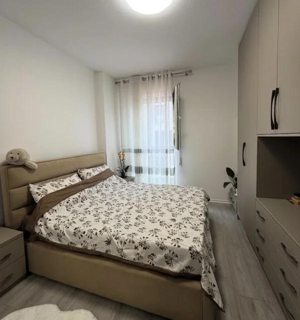 Tirane, jepet me qera apartament 2+1+Ballkon Kati 2, (Trio Towers)