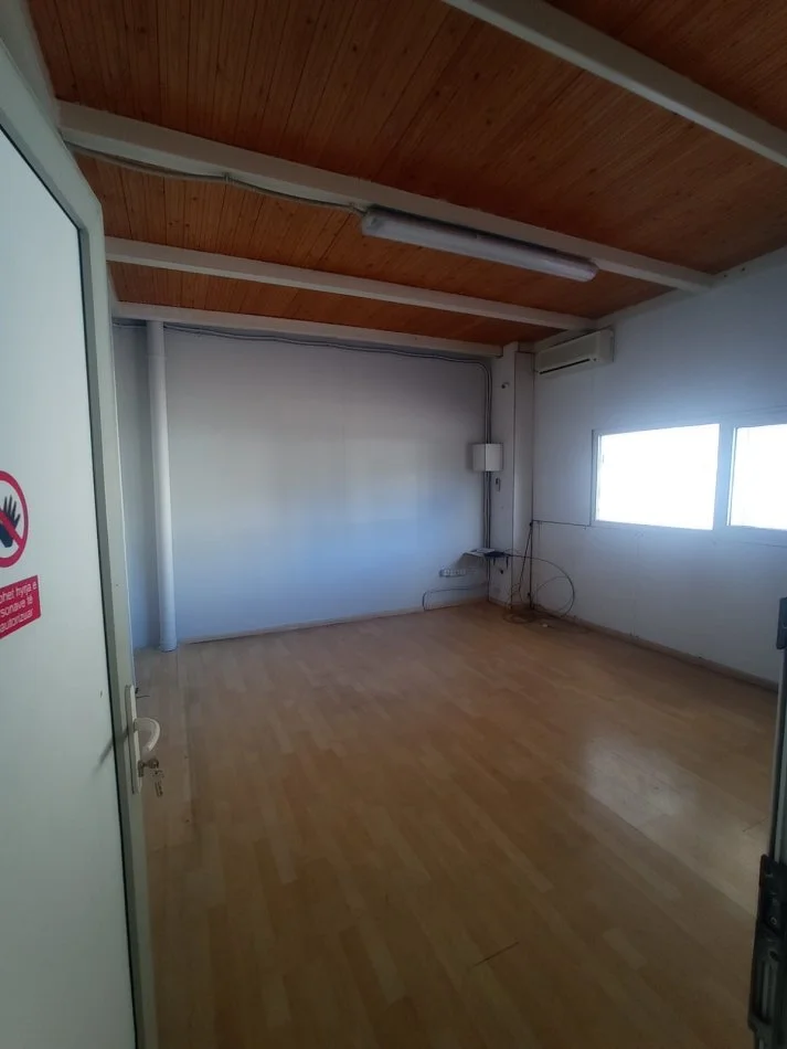 Tirane, jepet me qera ambjent biznesi Kati 0, 1.250 m² 4.000 € (QTU)