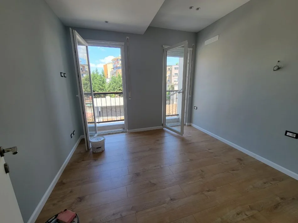 Tirane, jepet me qera apartament 2+1+Ballkon Kati 3, 89 m² 500 € (Brryli)