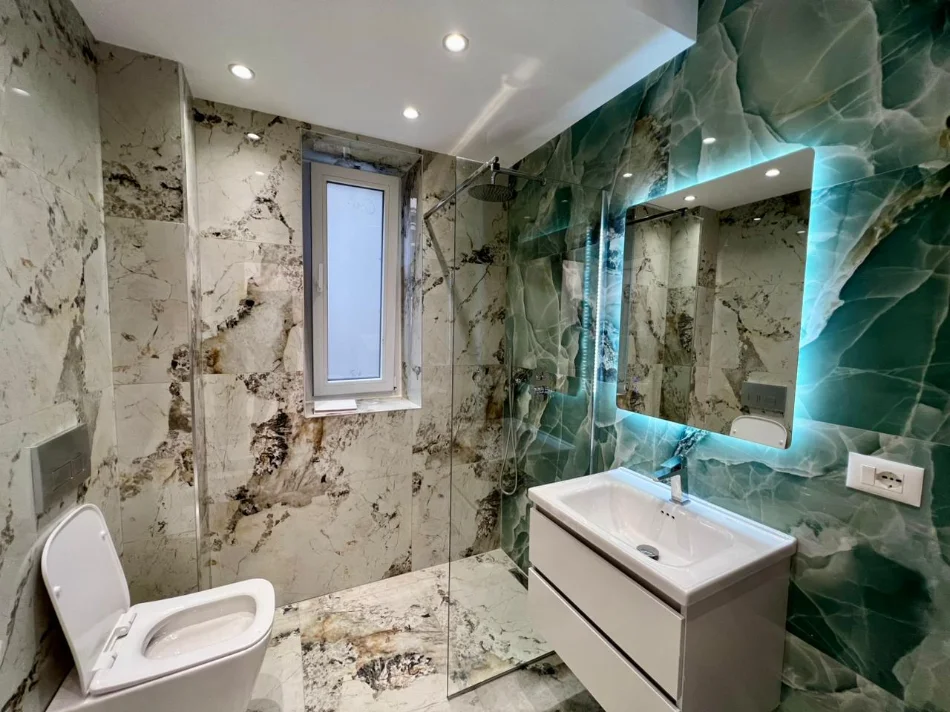 Tirane, jepet me qera ambjent biznesi Kati 2, 80 m² 1.000 € (Rruga e Barrikadave)