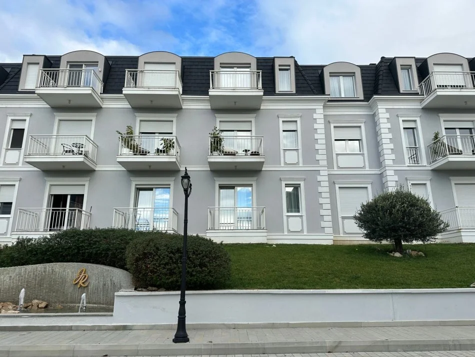 Tirane, jepet me qera apartament 2+1+Ballkon Kati 3, 135 m² 1.800 € (Teg)