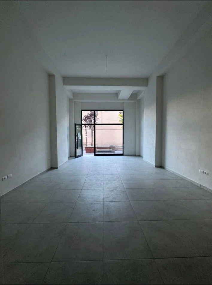 Tirane, jepet me qera ambjent biznesi , 54 m² 700 € (Kompleksi Golden Park 3)