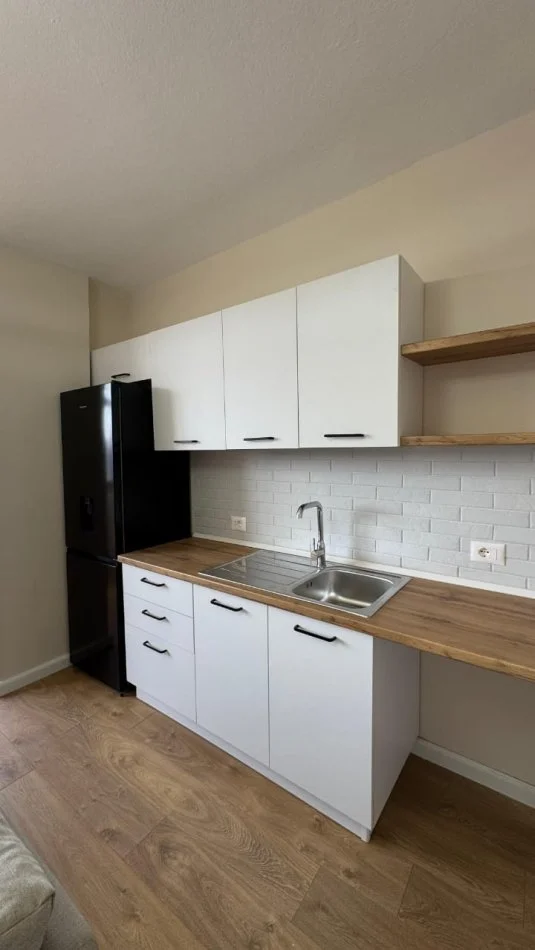 Tirane, jepet me qera apartament 2+1 Kati 5, 85 m² 650 € (Rr.Kongresi Lushnjes)