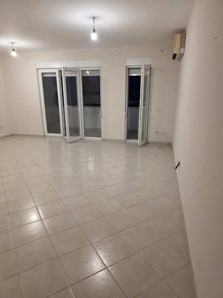 Tirane, jepet me qera apartament Kati 9, 55 m² 600 € 