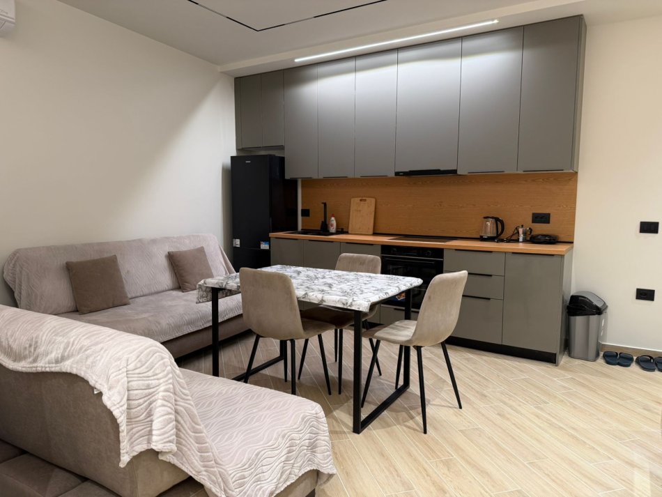 Tirane, jepet me qera apartament 1+1+Ballkon Kati 4, 60 m² 550 € (Rruga 5 Maji)