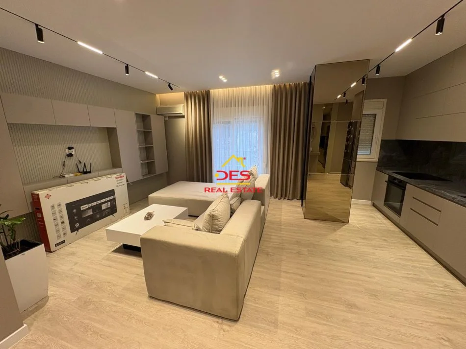 Vlore, jepet me qera apartament 2+1+Ballkon Kati 8, 90 m² 700 € (Rruga Pelivan Leskaj)