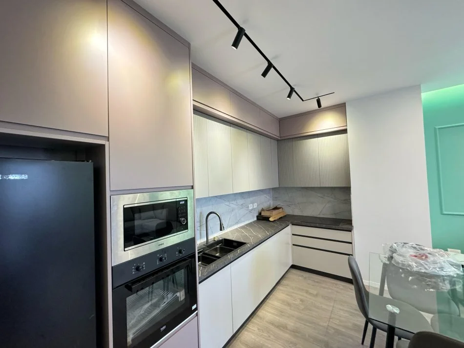 Tirane, jepet me qera 2+1+Ballkon Kati 2, 102 m² 750 € (Kompleksi IBN, Ish Fusha e Aviacionit)