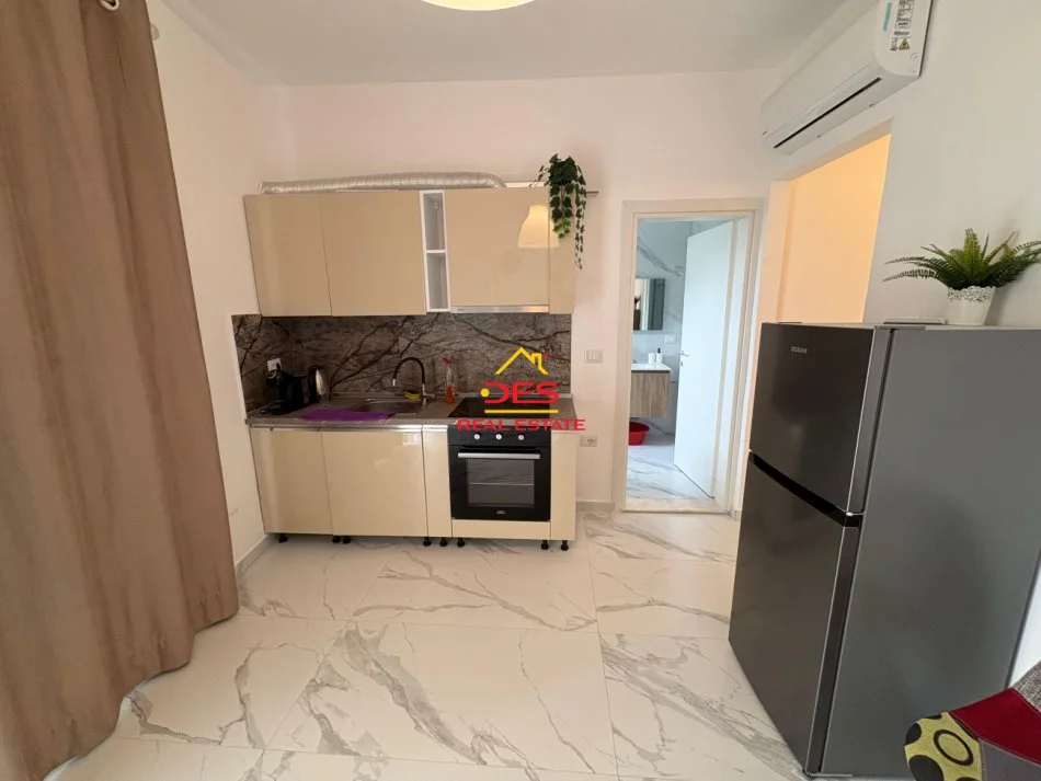 Vlore, jepet me qera apartament 2+1+Ballkon Kati 3, 90 m² 450 € (Rruga Dhimitër Konomi)