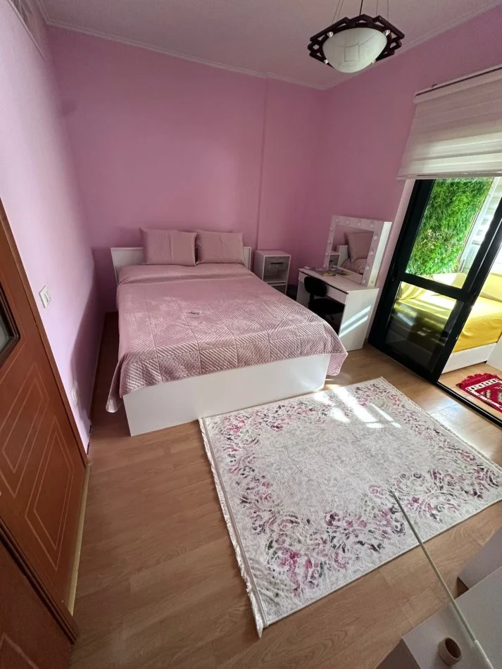 Tirane, jepet me qera apartament 2+1+Ballkon Kati 3, 90 m² 850 € (Rr Barrikadave Pas 15 Kateshit)