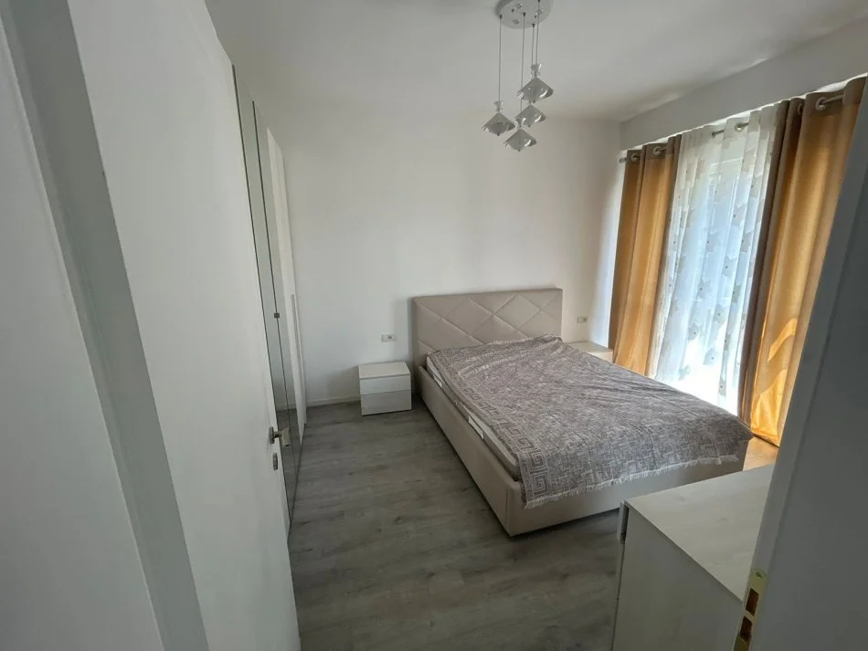 Tirane, jepet me qera apartament 2+1 Kati 3, 100 m² 650 € (Emerald Center)