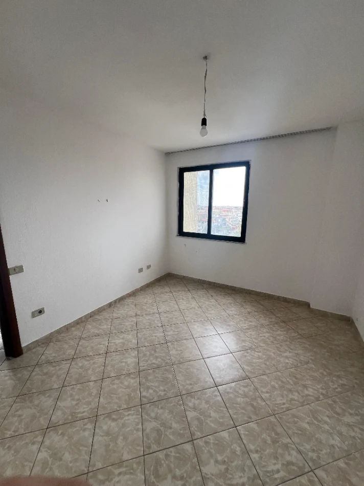 Durres, jepet me qera apartament 1+1+Ballkon Kati 5, 82 m² 300 € (stadiumi)