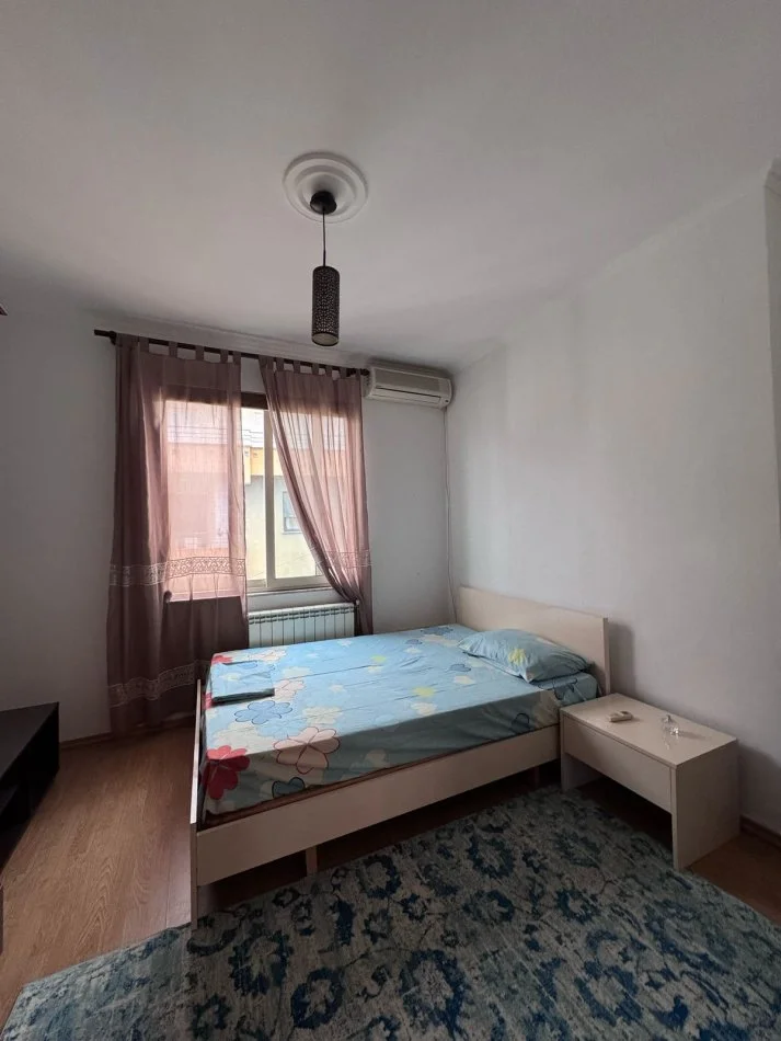 Tirane, jepet me qera apartament 2+1+Ballkon Kati 3, 85 m² 550 € (rruga e Ullishtes)