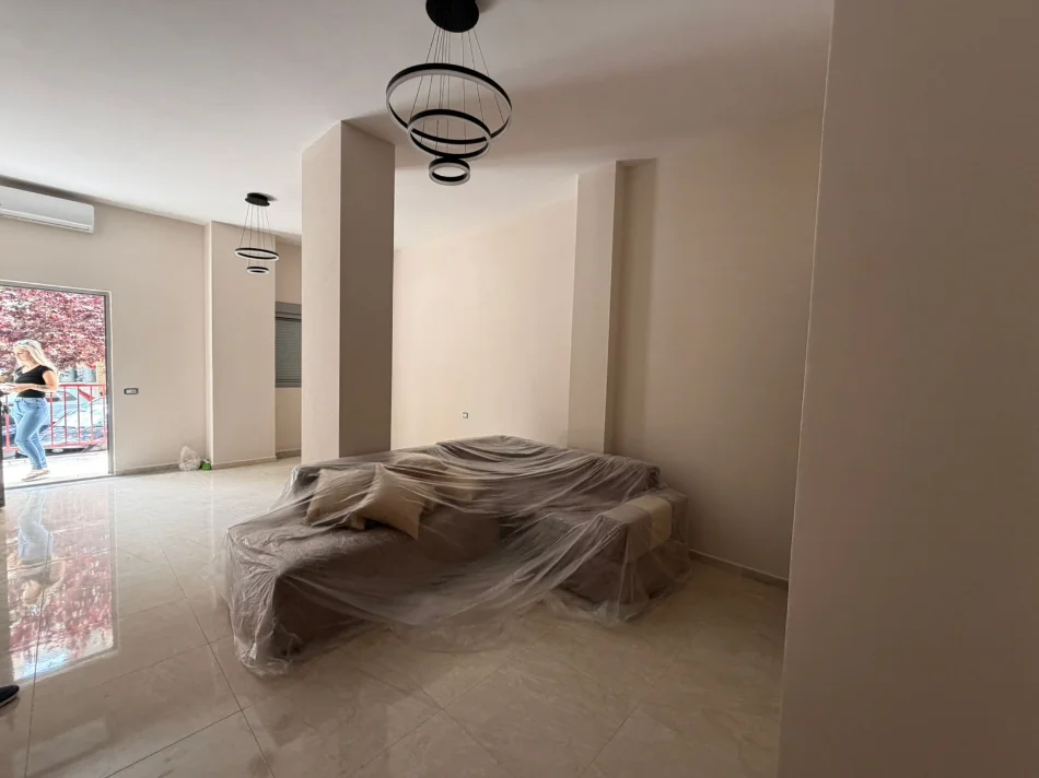 Durres, jepet me qera apartament 1+1 , 400 € (Kompleksi Eka, Plazh)