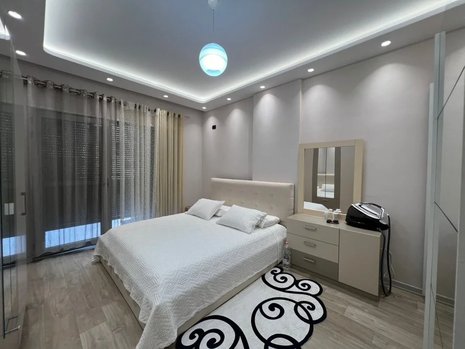 Tirane, shitet apartament 1+1+Ballkon Kati 2, 93 m² 180.000 € (Kopshti Zoologjik)