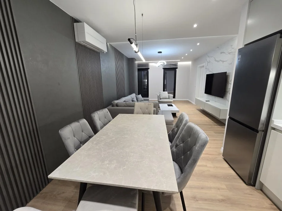 Tirane, jepet me qera apartament 2+1 Kati 7, 100 m² 700 € (Astir)