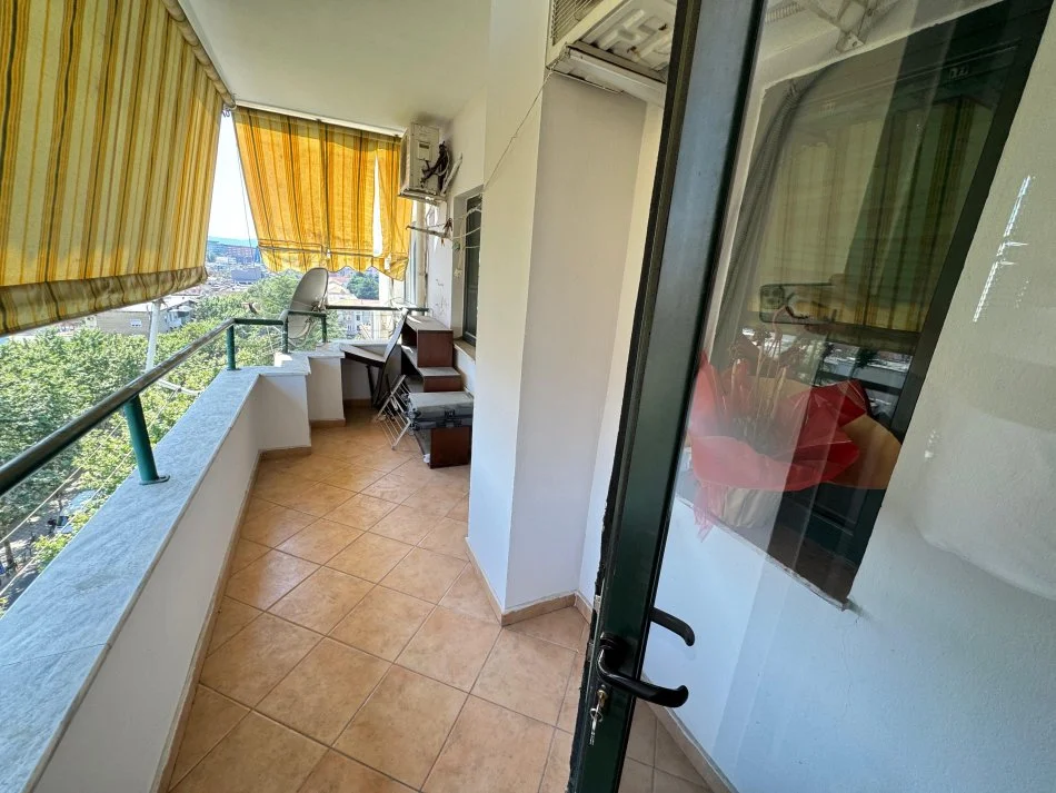 Tirane, jepet me qera 2+1+Ballkon Kati 8, 100 m² 700 € (Stacioni i Trenit, Prane Postes)