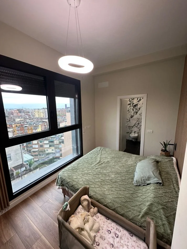 Tirane, jepet me qera apartament 2+1 Kati 8, 115 m² 1.800 € (Rruga Kosovareve)