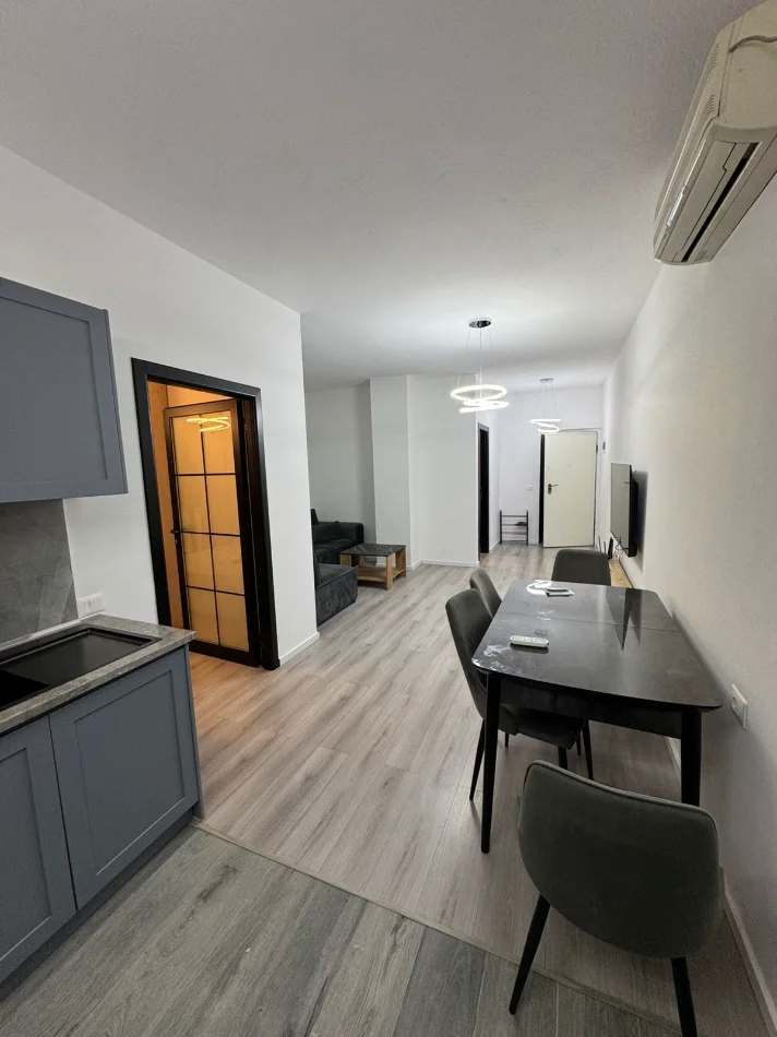 Tirane, jepet me qera apartament 1+1 Kati 2, 650 € (ish stacioni i trenit)