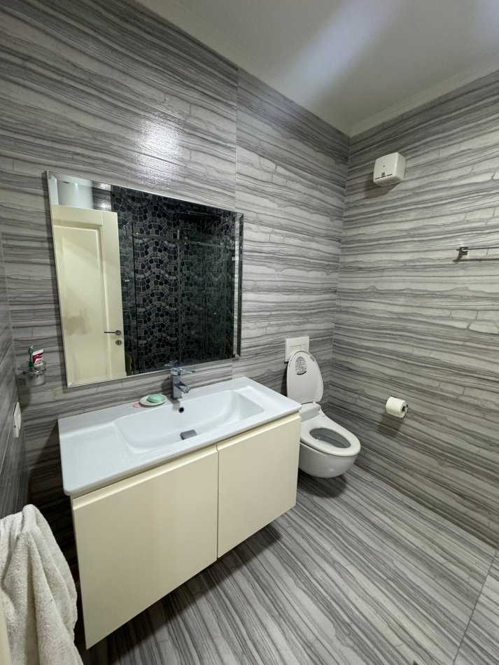 Tirane, jepet me qera apartament 1+1+Ballkon Kati 3, 70 m² 650 € (Liqeni i Thate)