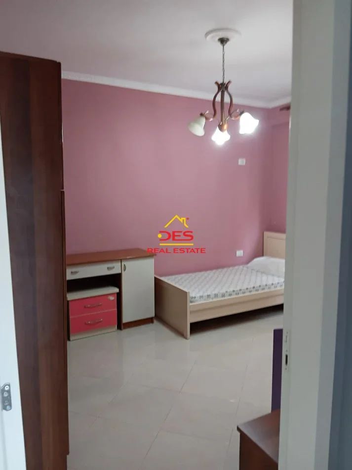 Vlore, jepet me qera apartament 2+1+Ballkon Kati 5, 110 m² 350 € (Rruga Gjergj Kastrioti)