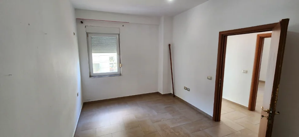 Tirane, jepet me qera apartament 2+1 Kati 4, 102 m² 450 € (Rruga Jordan Misja)