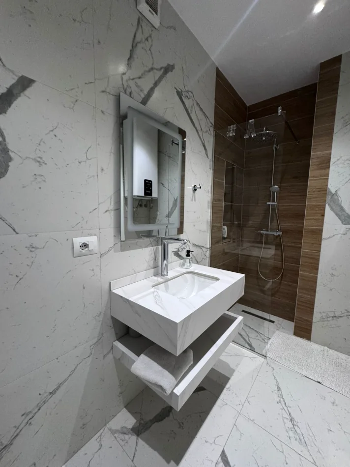 Tirane, jepet me qera apartament 2+1+Ballkon Kati 4, 104 m² 900 € 