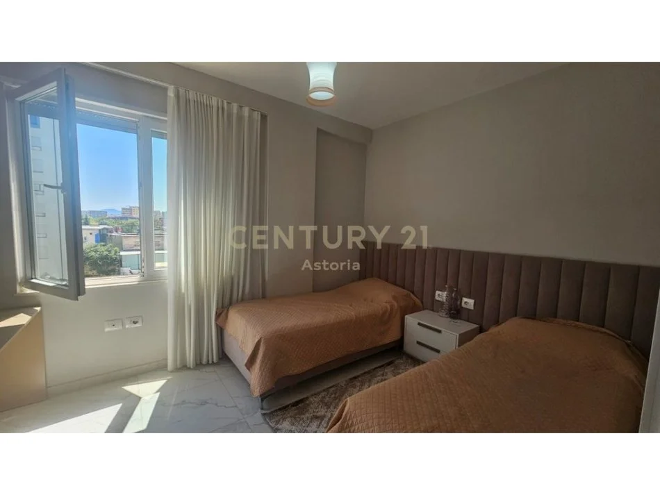 Tirane, jepet me qera apartament 2+1+Aneks+Ballkon Kati 4, 116 m² 500 € (Kinostudio, Tiranë)