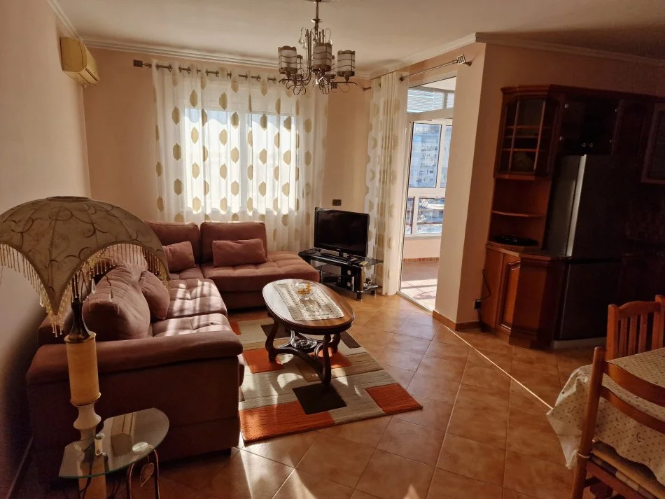 Durres, jepet me qera apartament 2+1+Ballkon Kati 7, 88 m² 400 € (UKD, Durres)