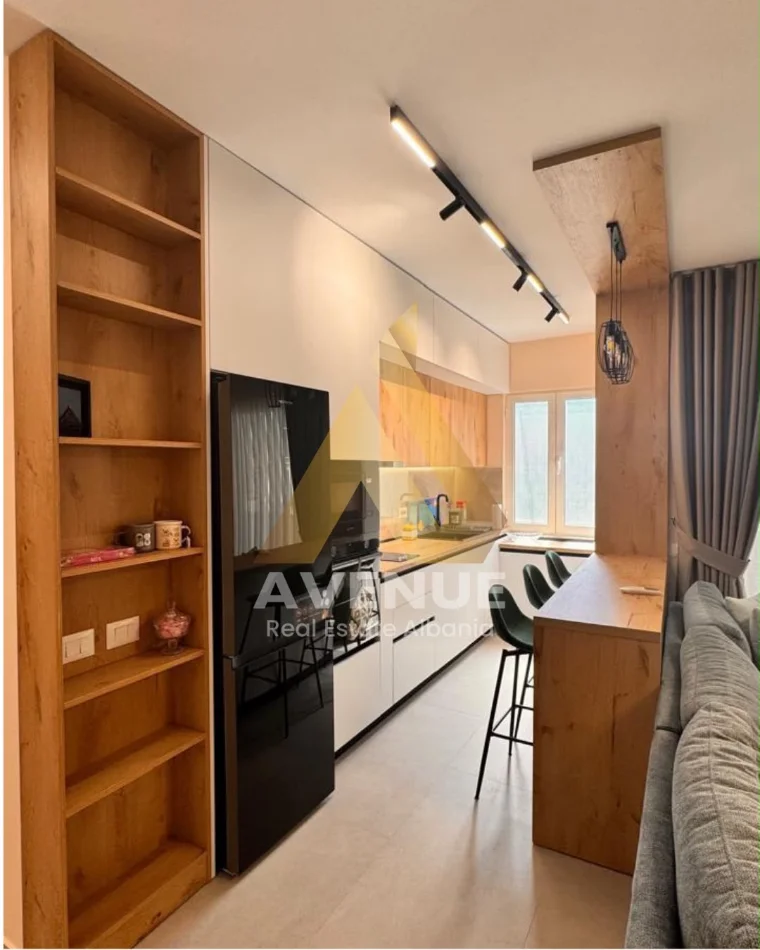 Tirane, jepet me qera apartament 1+1 , 750 € (Myslym Shyri)
