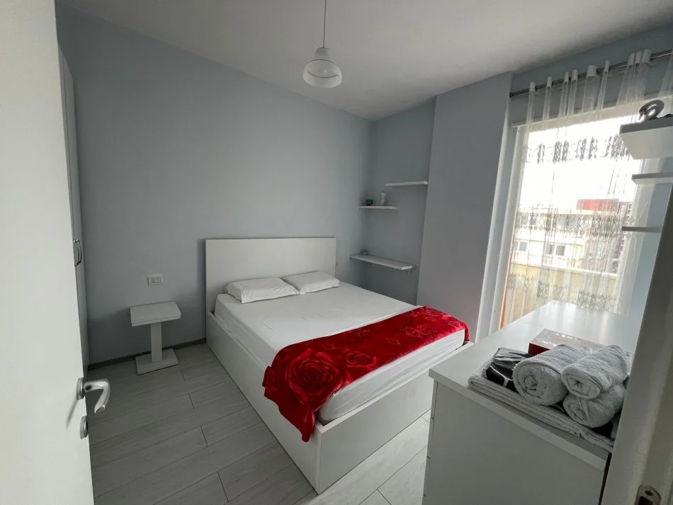 Tirane, jepet me qera apartament 1+1+Ballkon Kati 6, 70 m² 650 € (Laprake)