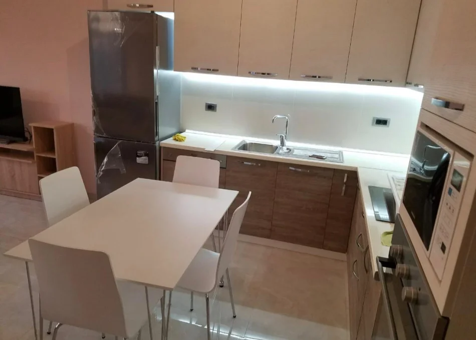 Tirane, jepet me qera apartament 2+1+Ballkon Kati 1, 105 m² 700 € 