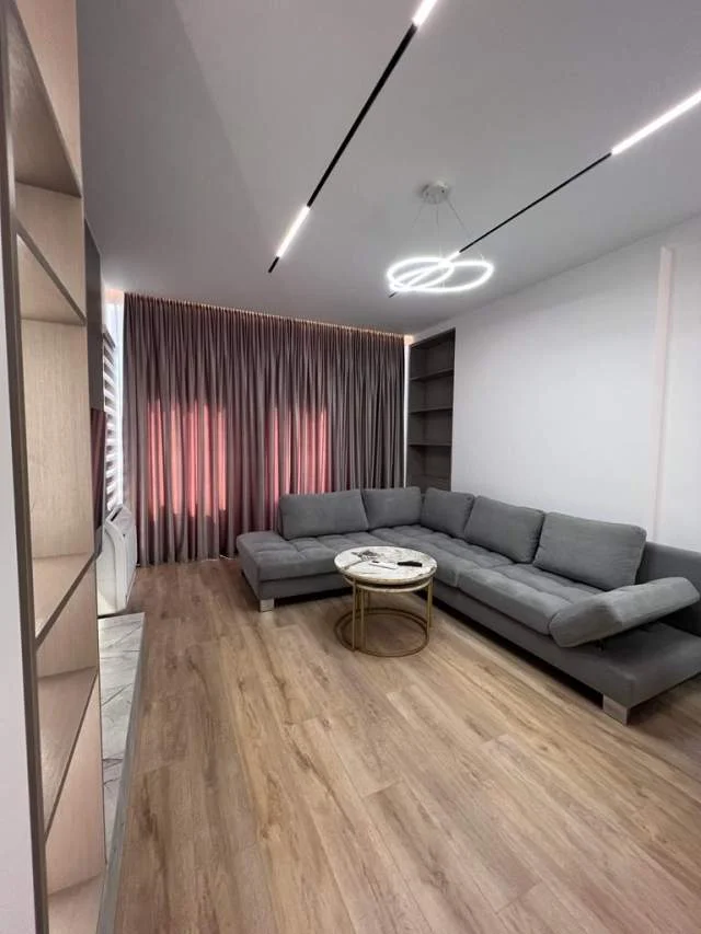 Japim me qira apartament 2+1+2, Rruga e Barrikadave 1300 Euro