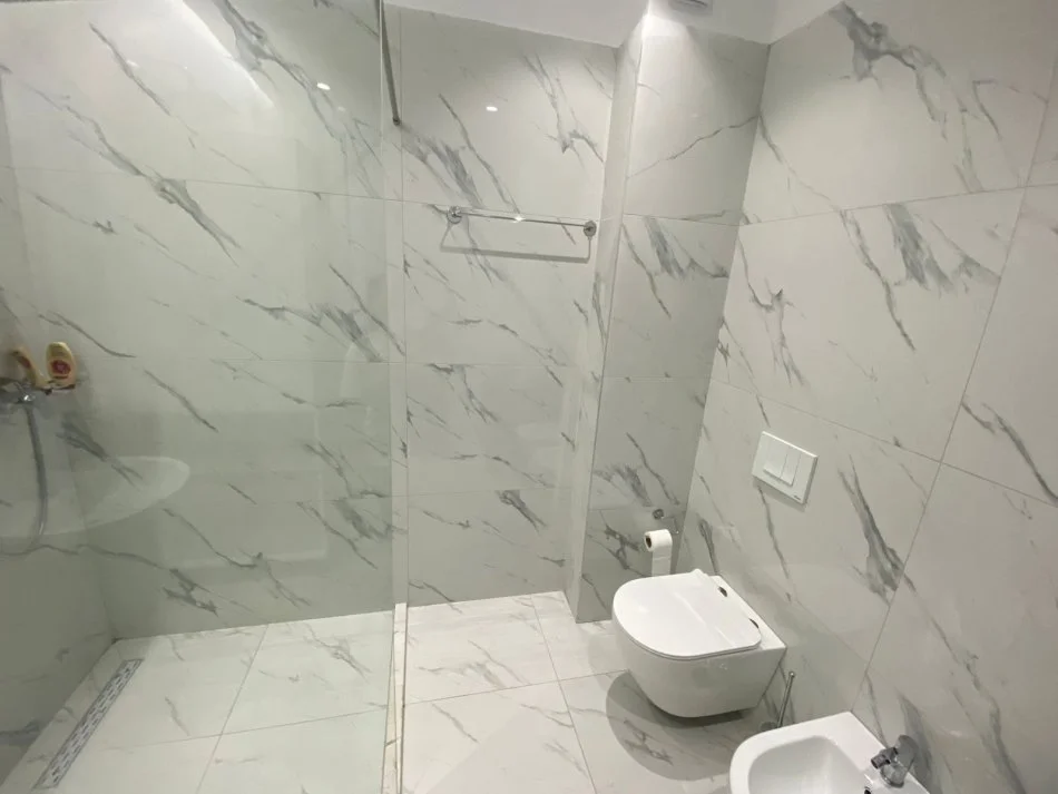 Tirane, jepet me qera apartament 2+1+Ballkon Kati 3, 100 m² 500 € (Unaza e Re, Paskuqan)