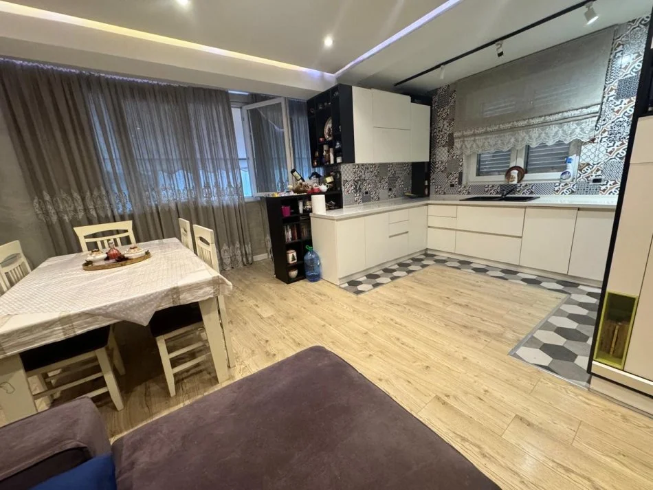 Tirane, jepet me qera apartament 3+1+Ballkon Kati 2, 130 m² 750 € (Vasil Shanto)
