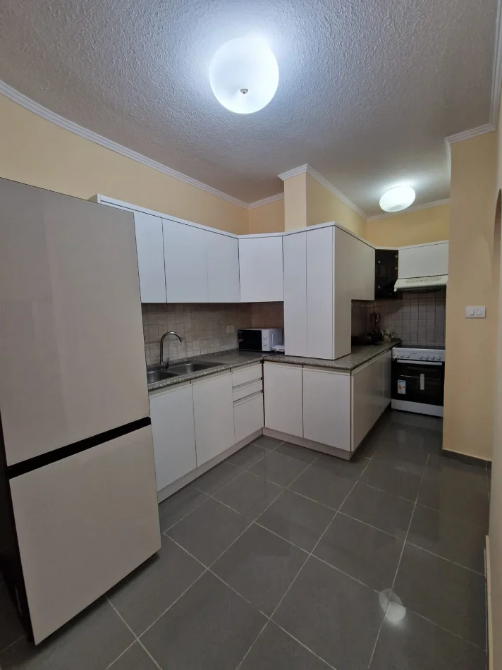 Tirane, jepet me qera apartament 2+1 Kati 4, 90 m² 950 € (Rruga Kosovareve)