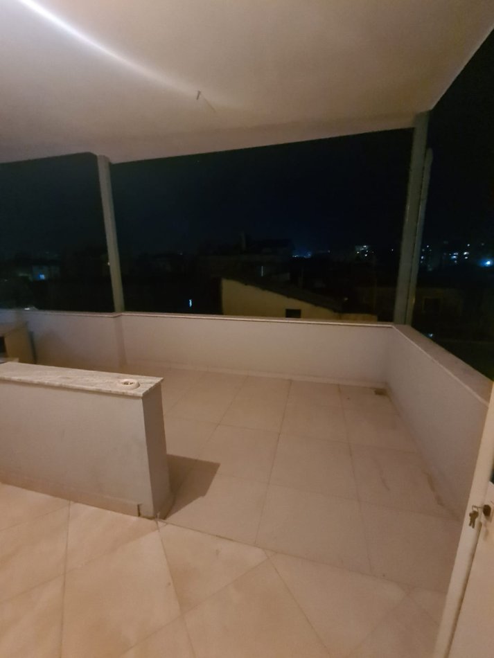 Jepet me qera apartamenti 1+1 350 mije leke , Laprake ( rr. Andon Mazreku) prane Spitalit Ushtarak.