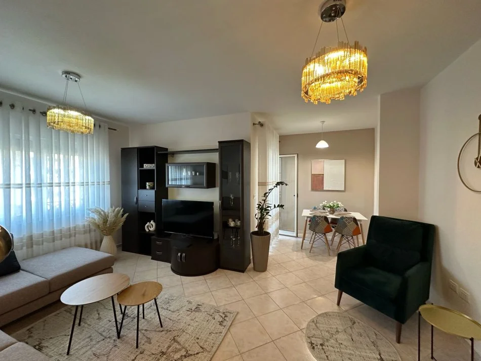 Tirane, jepet me qera apartament 2+1+Ballkon Kati 4, 100 m² 750 € (Komuna e Parisit)