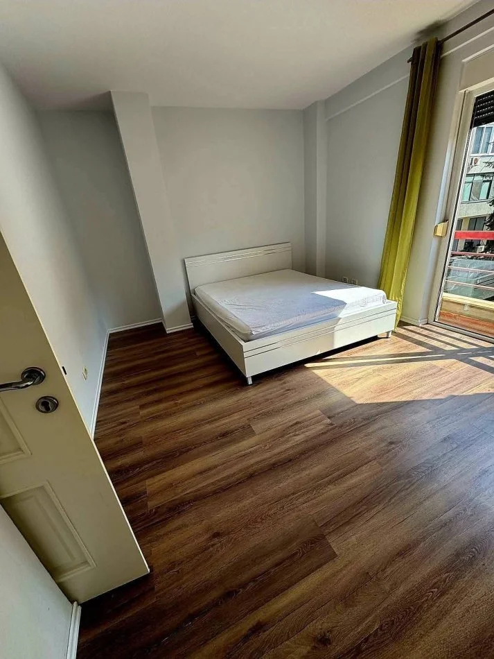 Tirane, jepet me qera apartament 2+1+Ballkon Kati 4, 100 m² 800 € (Liqenit Artificial Tirane)