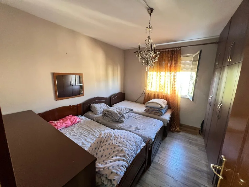 Tirane, jepet me qera apartament 1+1+Ballkon Kati 5, 56 m² 350 € (Rruga Sadik Petrela, Prane Ish Venu)