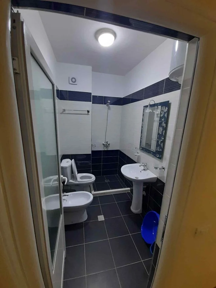 Pogradec, jepet me qera apartament 1+1+Ballkon Kati 2, 65 m² 40 € (RR. 10DESHMORET E POJSKES PALLATI MISTA CICI)