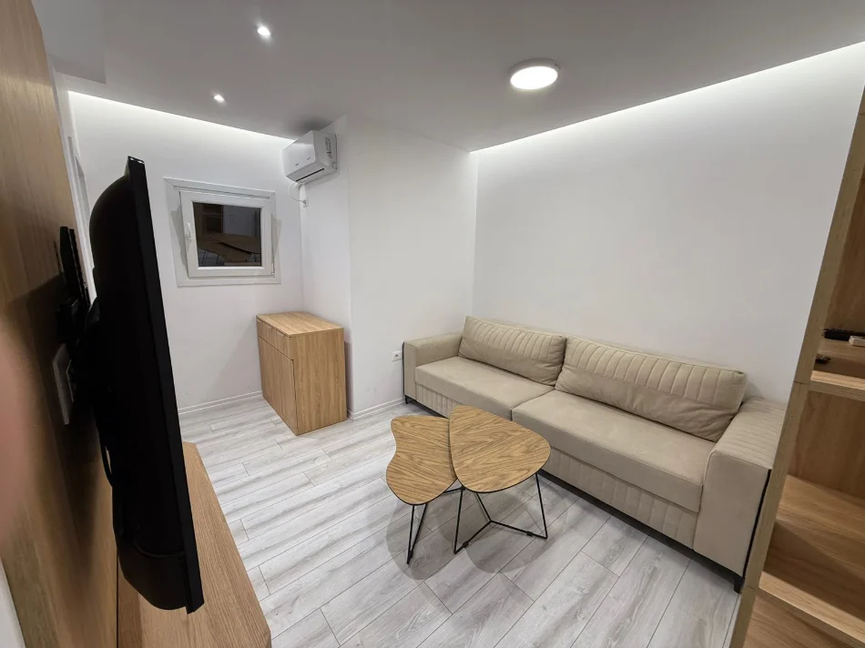 Tirane, jap me qera apartament 1+1 Kati 8, 42 m² (Rruga tish daija)