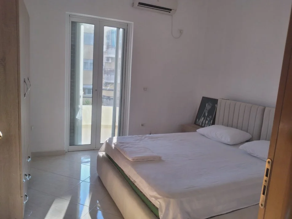 Tirane, jepet me qera apartament 2+1+Ballkon Kati 2, 100 m² 400 € 