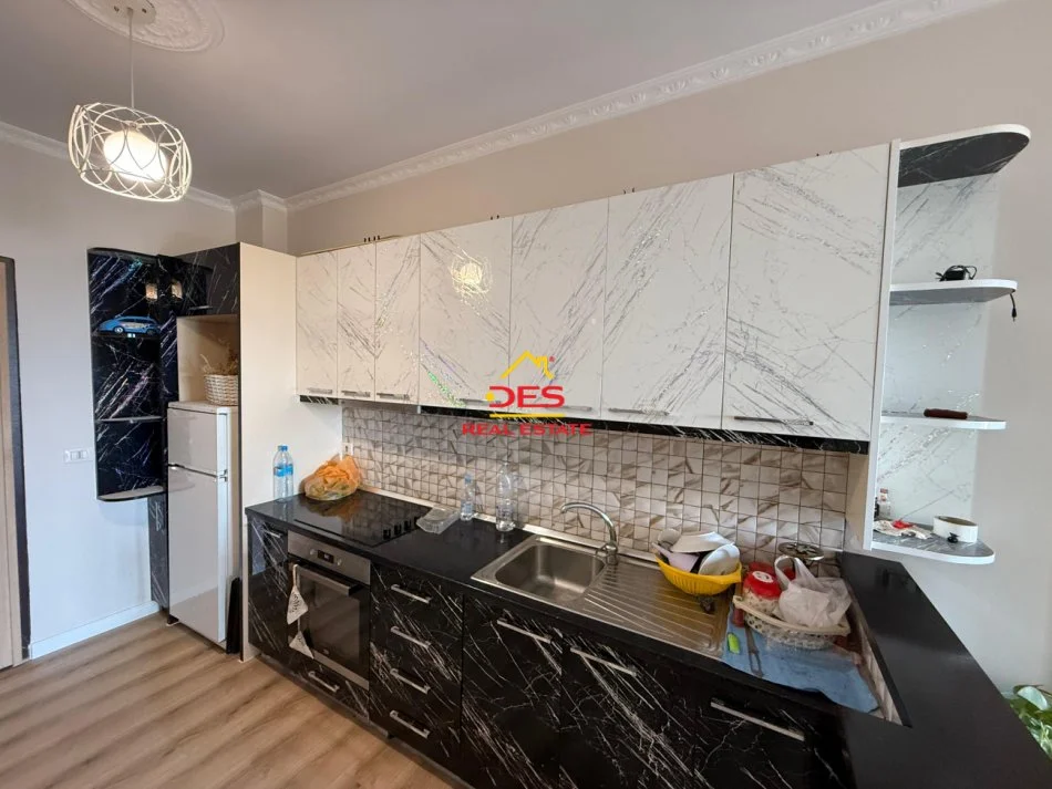 Vlore, shitet apartament 1+1+Ballkon Kati 4, 73 m² 137.000 € (Rruga Kosova)