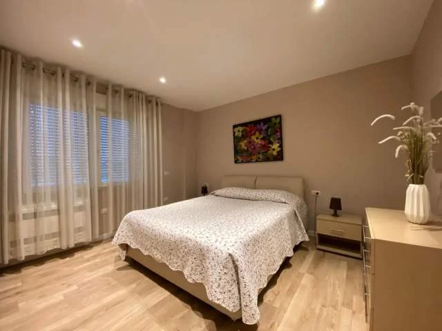 Tirane, jepet me qera apartament 2+1+BLK Kati 7, 98 m² 800 Euro (Rruga e Barikdave)