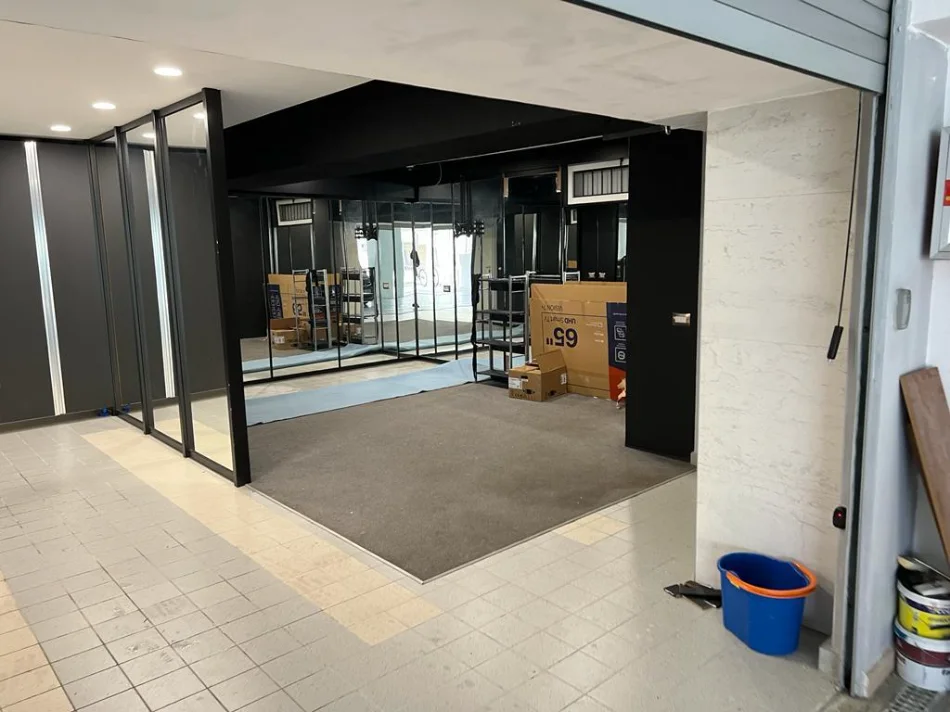 Tirane, jepet me qera apartament 2+1 Kati 3, 198 m² 1.600 € (kopshti botanik)