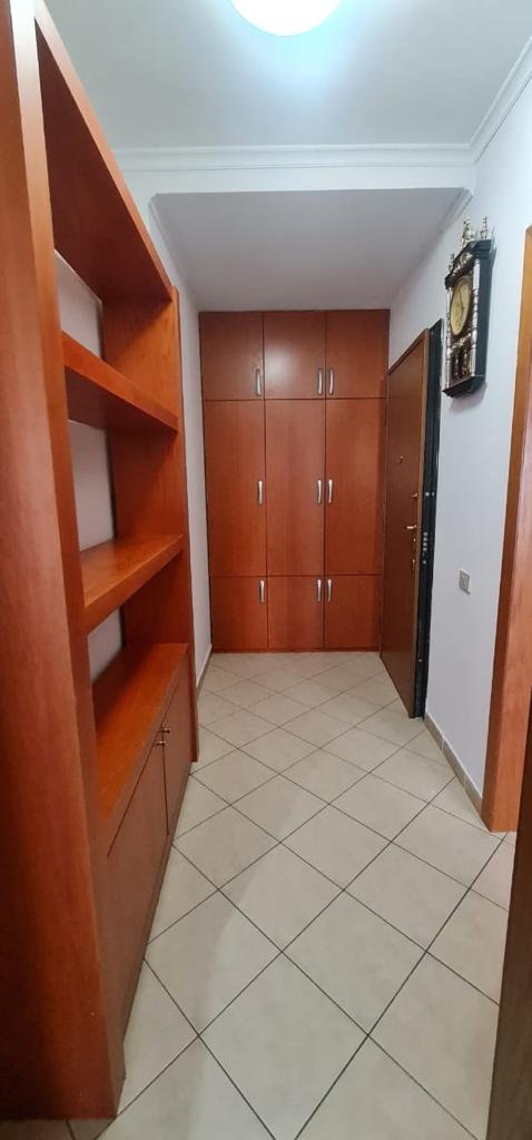 Tirane, jepet me qera apartament 1+1 Kati 4, 500 Euro (Dervish Hatixheja)