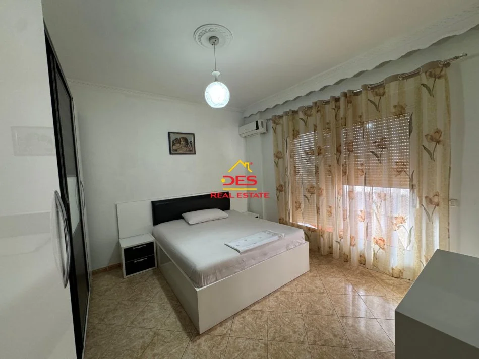 Vlore, jepet me qera apartament 2+1+Ballkon Kati 8, 110 m² 400 € (Rruga Gjergj Kastrioti)