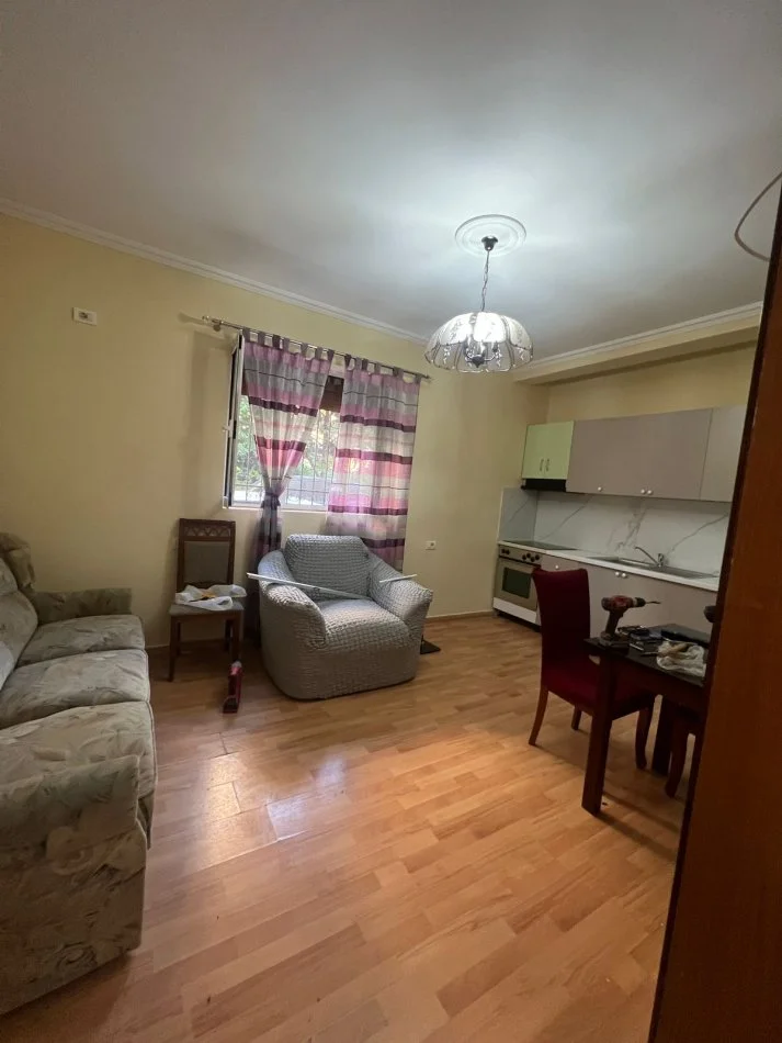 Tirane, jepet me qera apartament 1+1 Kati 0, 65 m² 400 € (Rruga e Mozaikut)